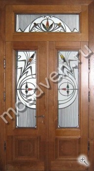 Двустворчатая парадная дверь в коттедж с фрамугой и витражом с отделкой массивом - купить от производителя Мосдвери Двустворчатая парадная дверь в коттедж с фрамугой и витражом с отделкой массивом